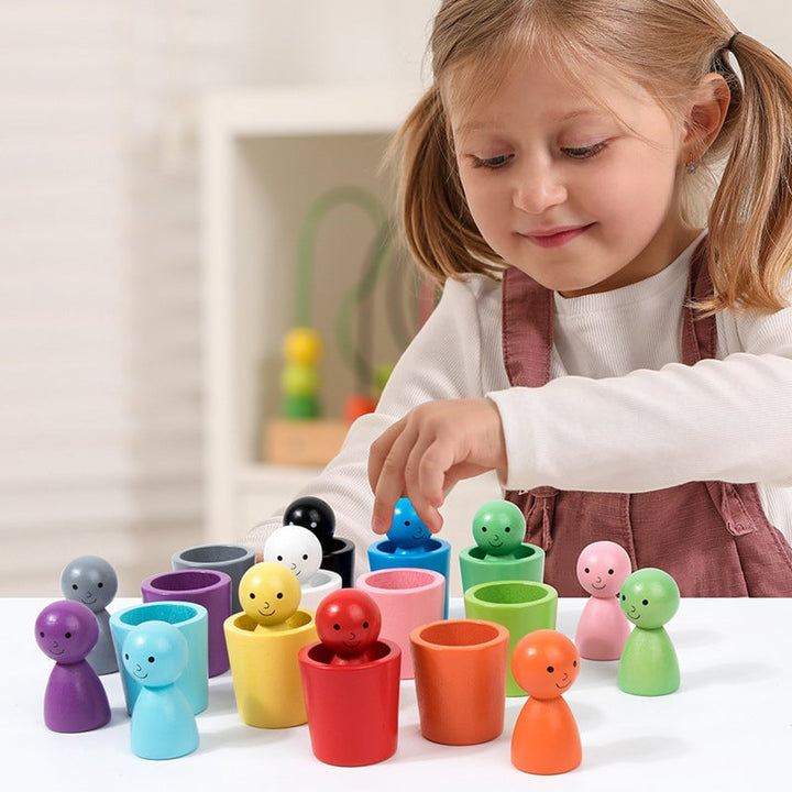 Montessori-inspirerede farvesorteringskopper i træ, lyse og levende, til børns læring og motoriske færdigheder.