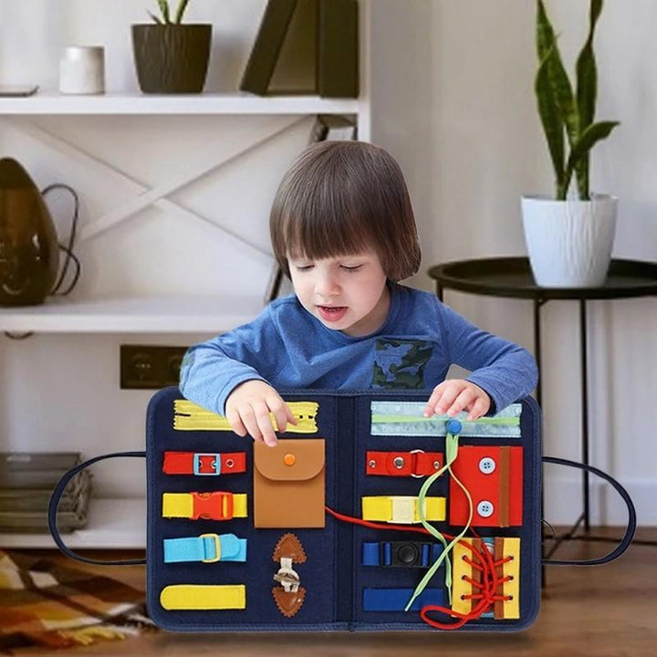 Montessori legetøjssæt i træ med spænder, lynlås og knaplommer til udvikling af finmotorik hos børn.
