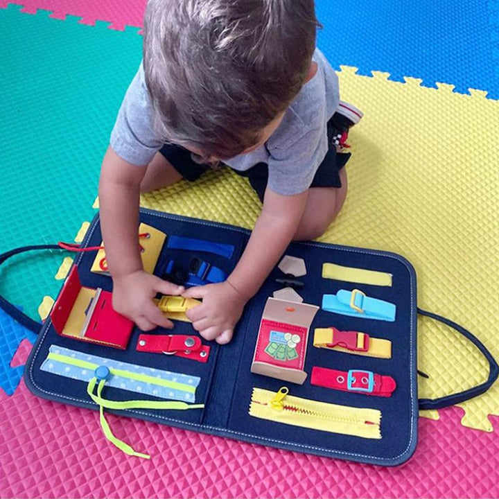 Montessori legetøjssæt i træ med spænder, lynlås og knaplommer til udvikling af finmotorik hos børn.