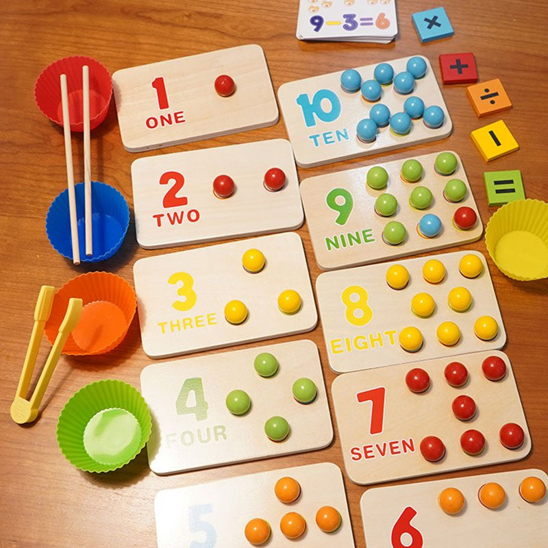 Børns Montessori læringsspil med farverige træperler og kort, der fremmer læring og kreativitet, med trærammer.