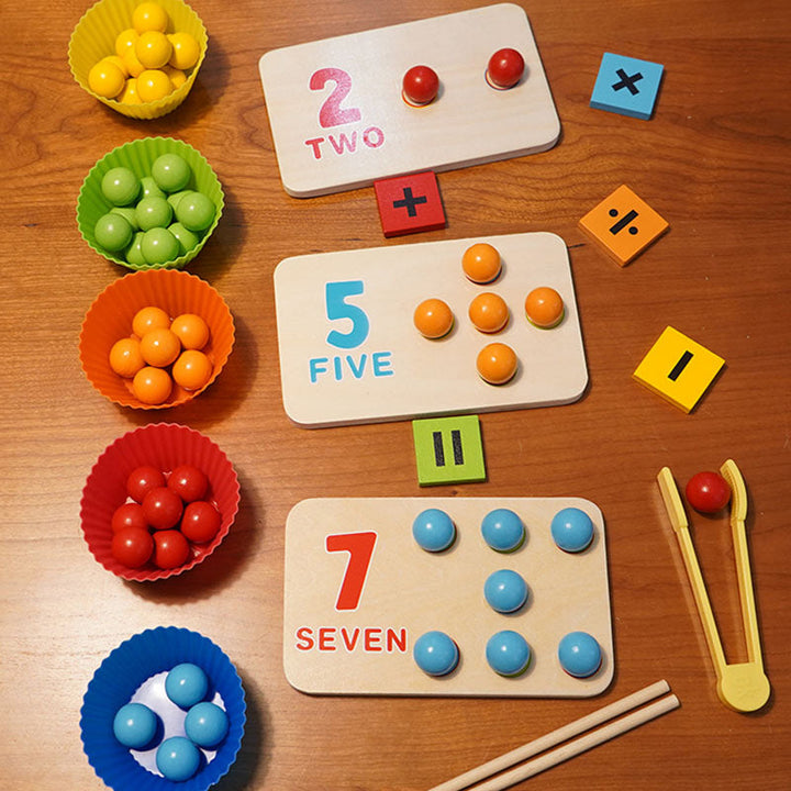 Børns Montessori læringsspil med farverige træperler og kort, der fremmer læring og kreativitet, med trærammer.