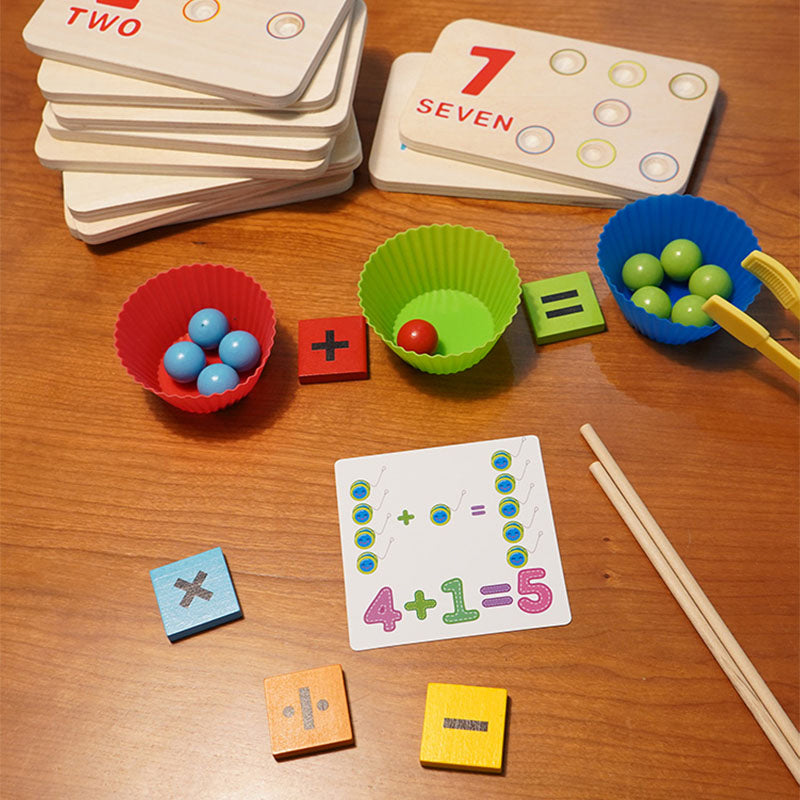 Børns Montessori læringsspil med farverige træperler og kort, der fremmer læring og kreativitet, med trærammer.