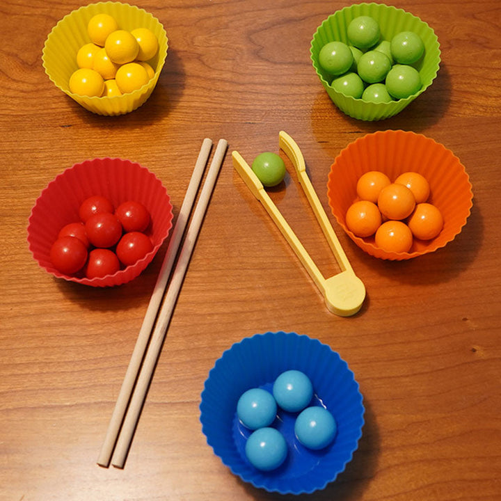 Børns Montessori læringsspil med farverige træperler og kort, der fremmer læring og kreativitet, med trærammer.