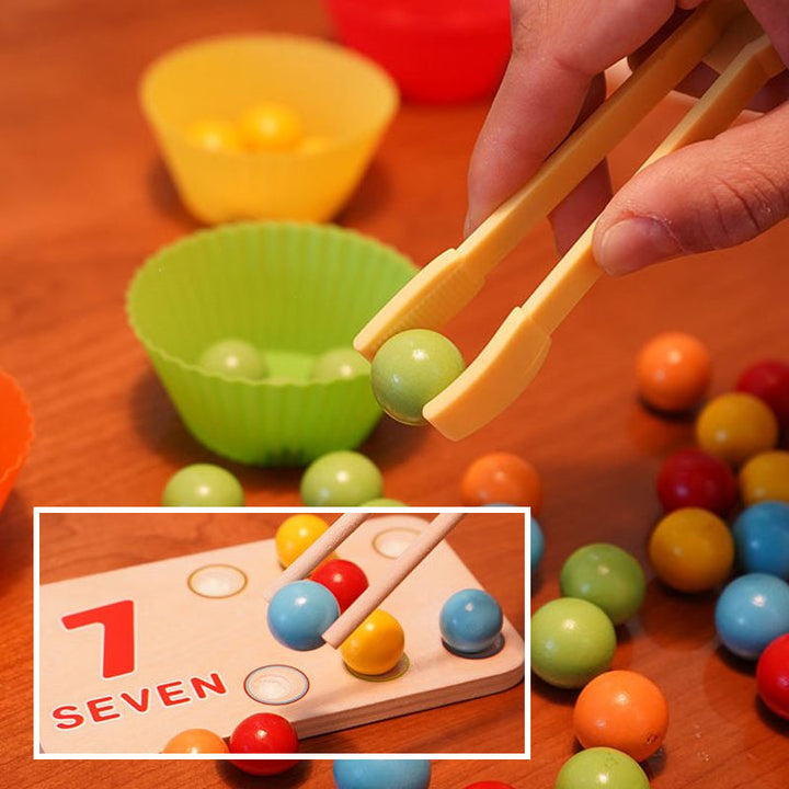 Børns Montessori læringsspil med farverige træperler og kort, der fremmer læring og kreativitet, med trærammer.