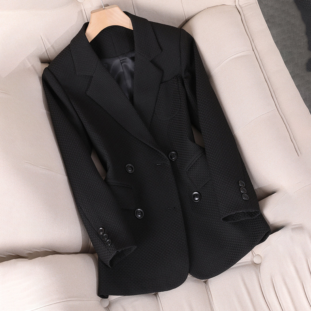 Formtilpasset dame blazer med dobbeltknapning, tekstureret overflade, klassisk stil. Perfekt til arbejde og fritid.