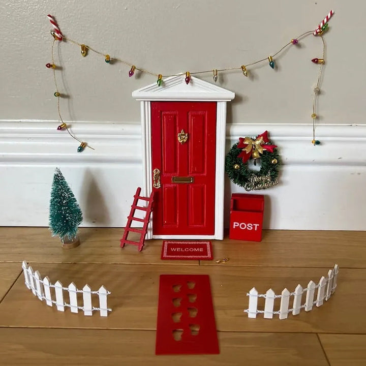 Plastisk håndlavet nissedør, eventyrlig juledekoration, inklusive miniaturetrappe, til indendørs dekoration.