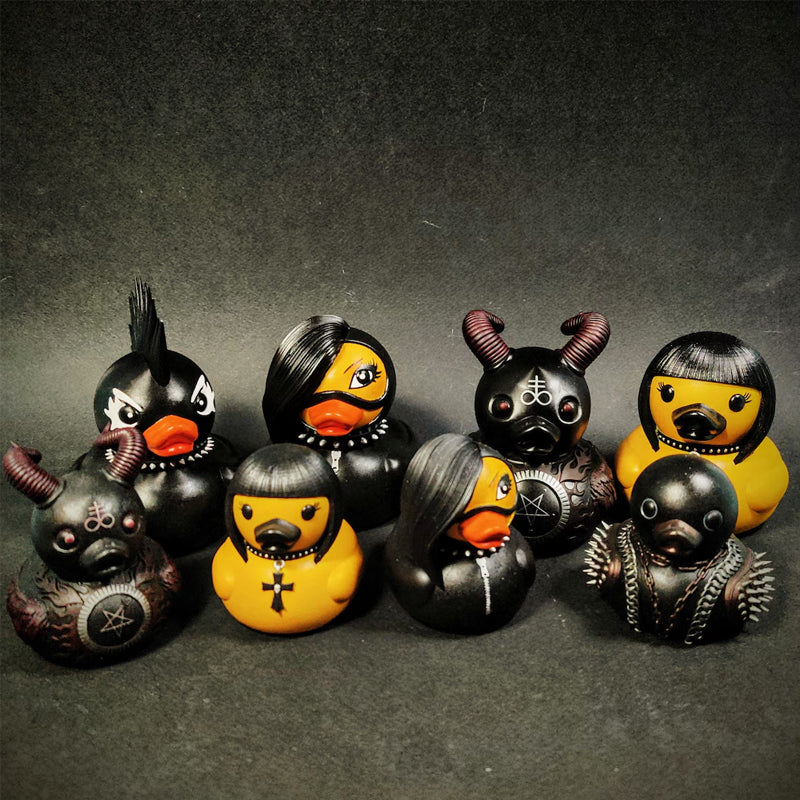 Sort gotisk punk ande, gule detaljer, mørk og gådefuld figur, til hjemmet og gotisk indretning.