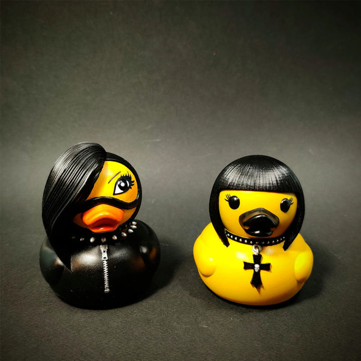 Sort gotisk punk ande, gule detaljer, mørk og gådefuld figur, til hjemmet og gotisk indretning.