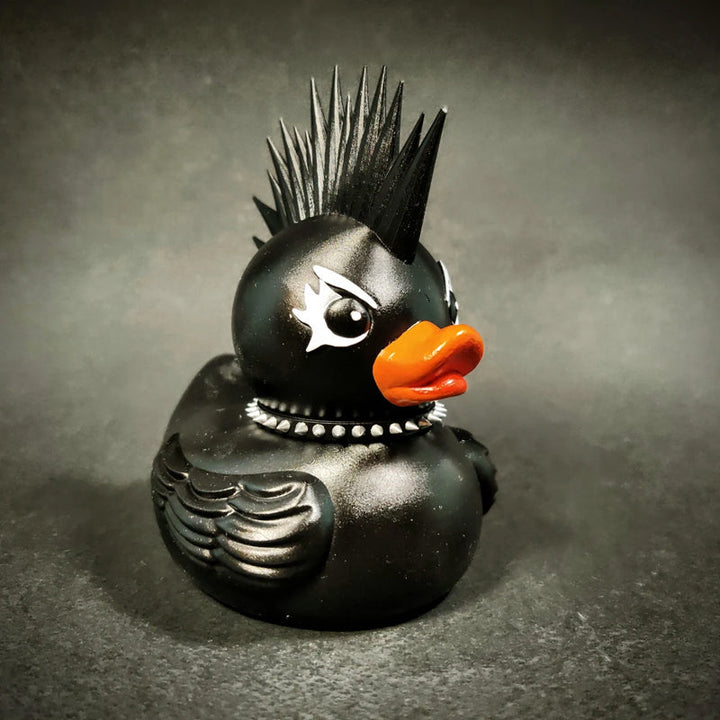 Sort gotisk punk ande, gule detaljer, mørk og gådefuld figur, til hjemmet og gotisk indretning.