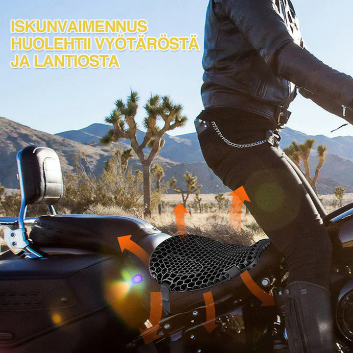 Sort åndbar motorcykel sædepude med bikubedesign, der giver komfort og køling under kørslen.