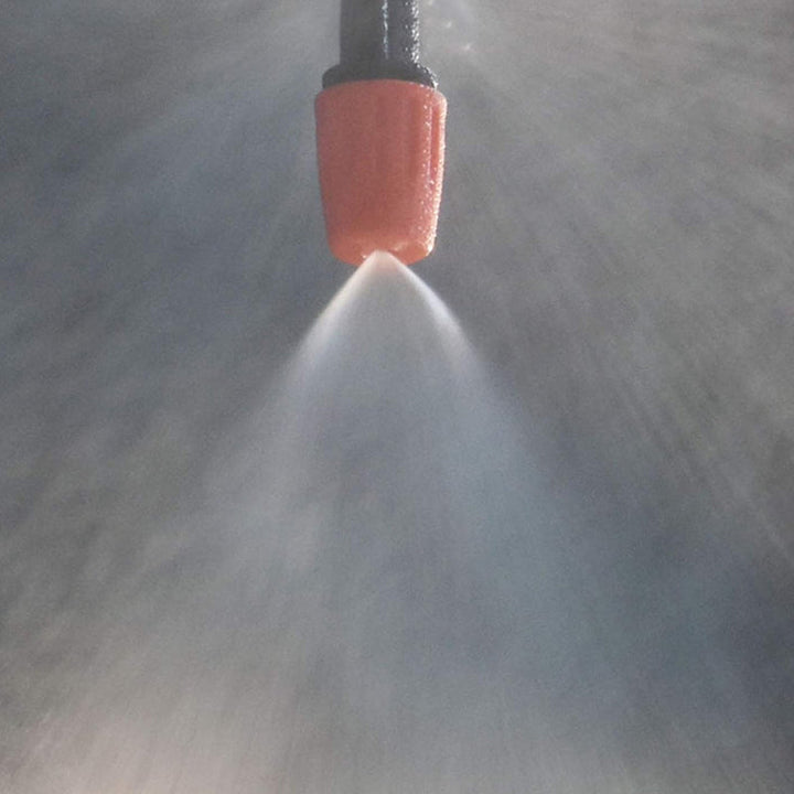 Sort og orange justerbar dryp-sprinkler til haven, præcis vanding, lavet af POM-plast, vandbesparende til haven.