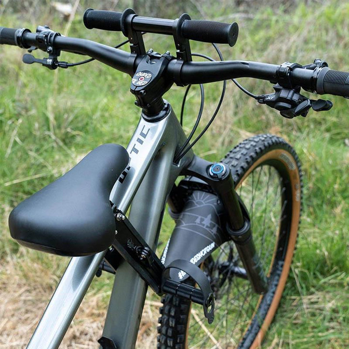 Sort børnecykelsæde med sikkerhedsbøjle, nem at montere, velegnet til børn over 2 år, lavet af robust aluminiumslegering.