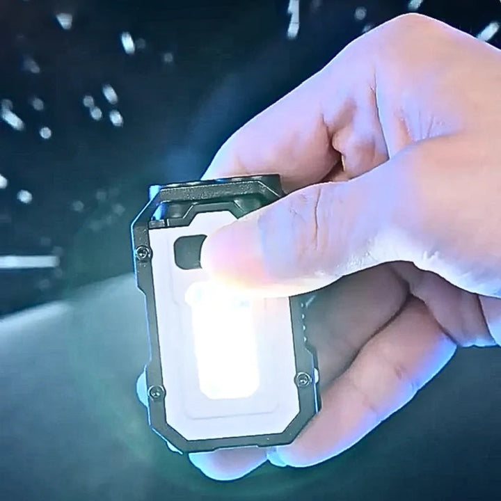 "Musta magneettinen mini taskulamppu USB-ladattava, super kirkas, kompakti, sääntäkestävä IPX4, 1500 lumenia"