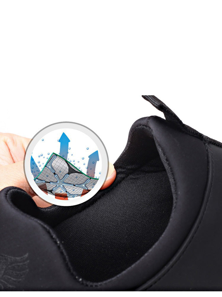 "Musta miesten hengittävä ulkoilujalkine liukumattomalla pohjalla, kevyt verkkokangas ja slip-on -muotoilu."