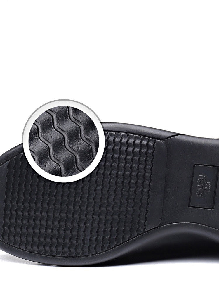 "Musta miesten hengittävä ulkoilujalkine liukumattomalla pohjalla, kevyt verkkokangas ja slip-on -muotoilu."