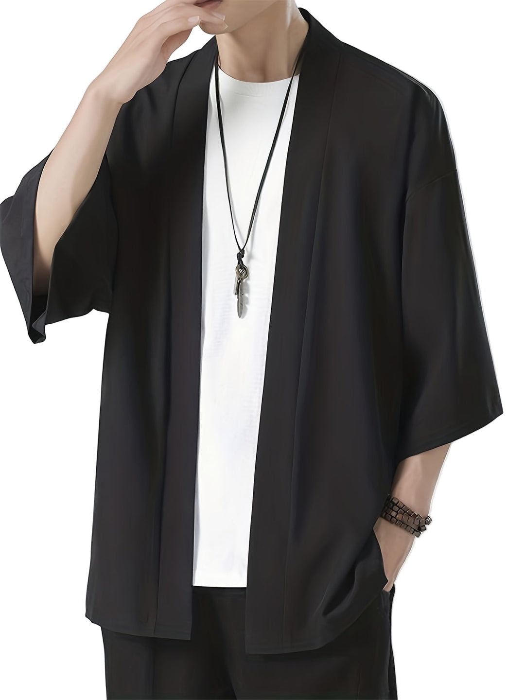 Musta miesten kimono japanilaisella tyylillä, avoin etuosa, virtaava leikkaus, rento istuvuus, kulttuurisesti rikas muoti.
