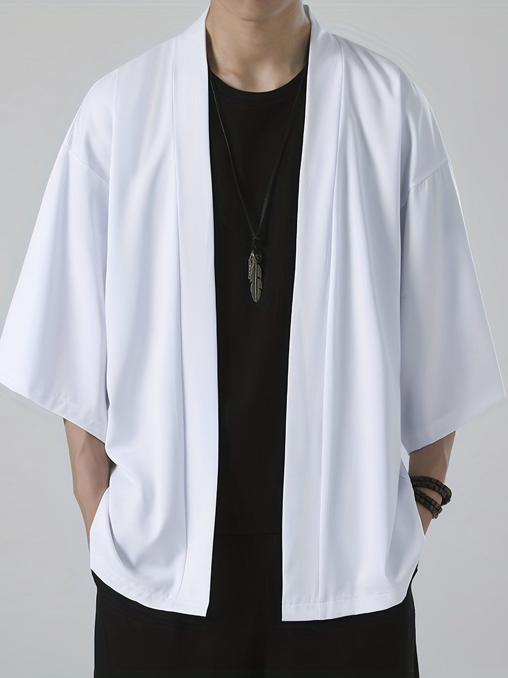 Musta miesten kimono japanilaisella tyylillä, avoin etuosa, virtaava leikkaus, rento istuvuus, kulttuurisesti rikas muoti.