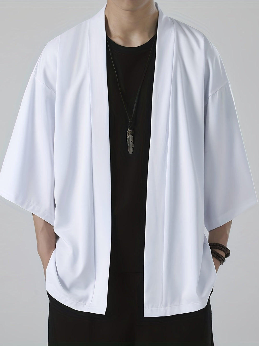 Musta miesten kimono japanilaisella tyylillä, avoin etuosa, virtaava leikkaus, rento istuvuus, kulttuurisesti rikas muoti.