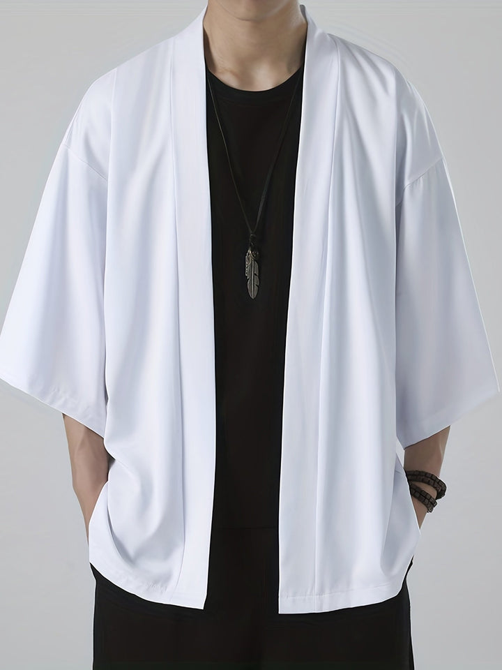 Musta miesten kimono japanilaisella tyylillä, avoin etuosa, virtaava leikkaus, rento istuvuus, kulttuurisesti rikas muoti.