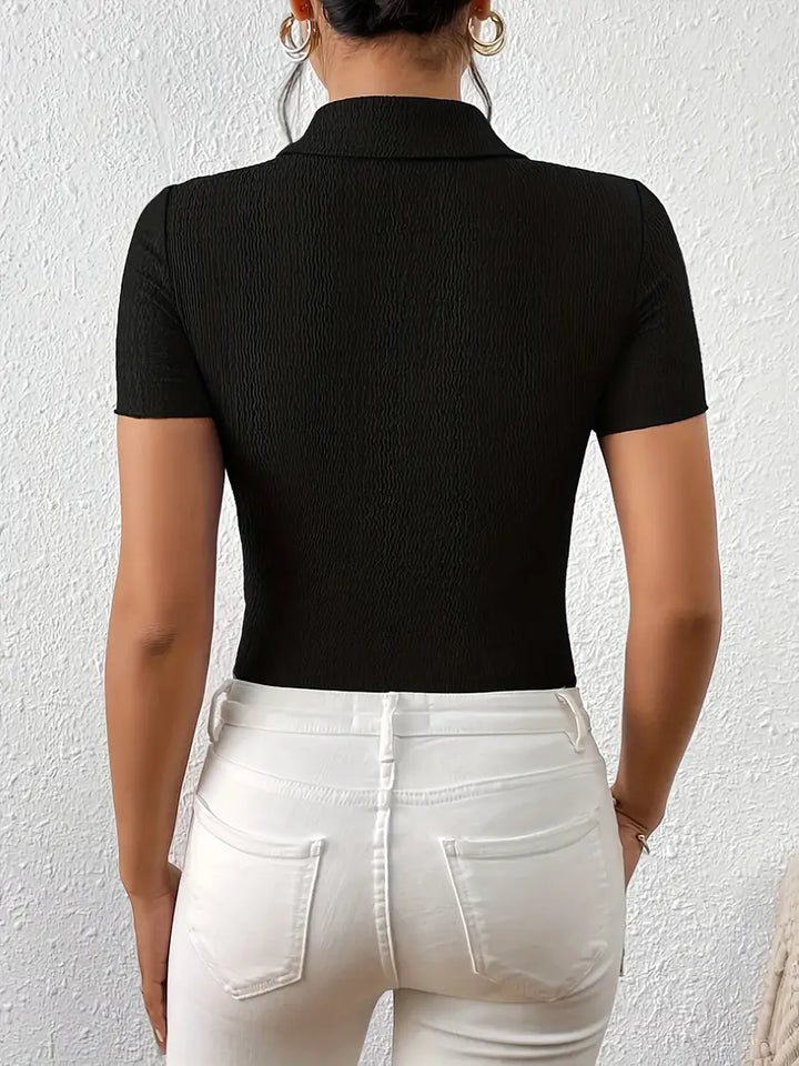 Dame sort kortærmet bluse til fritidsbrug, afslappet design, god pasform, perfekt til sommer.