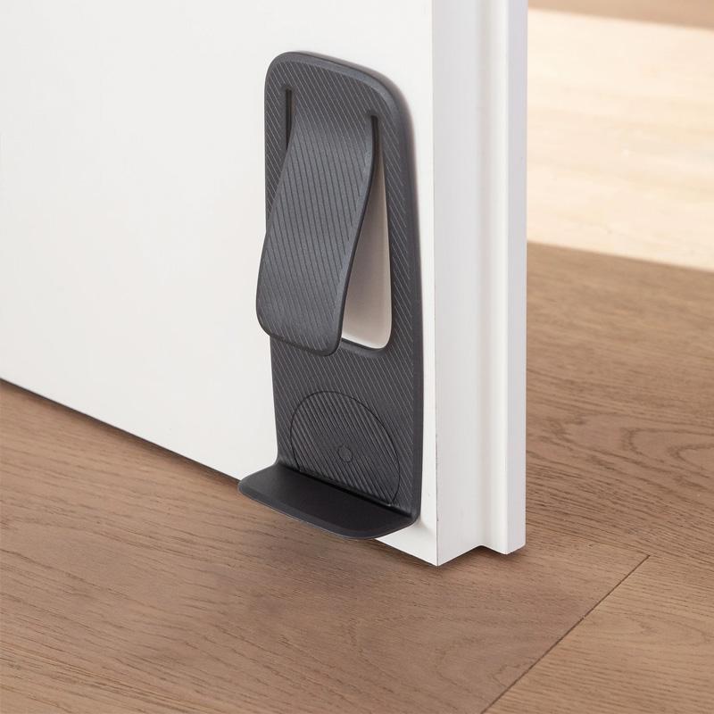 Sort dørstopper, kompakt og praktisk design, velegnet til alle overflader, øger dit hjems sikkerhed.