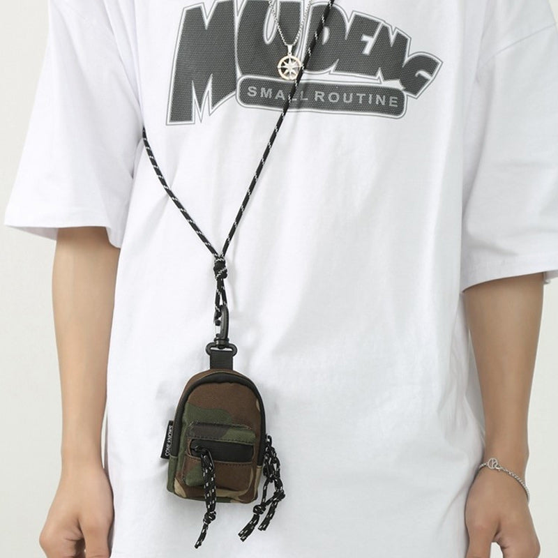 Sort unisex minirygsæk i Oxford-stof, med forlomme og lynlås, en kompakt og alsidig accessory.