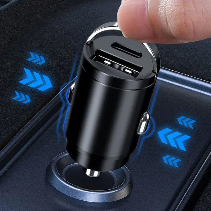 Kompakt biloplader i sort/sølv med USB og Type-C porte, lavet af zinklegering, med hurtigopladningsfunktion og et stilfuldt, effektivt design til din bil.