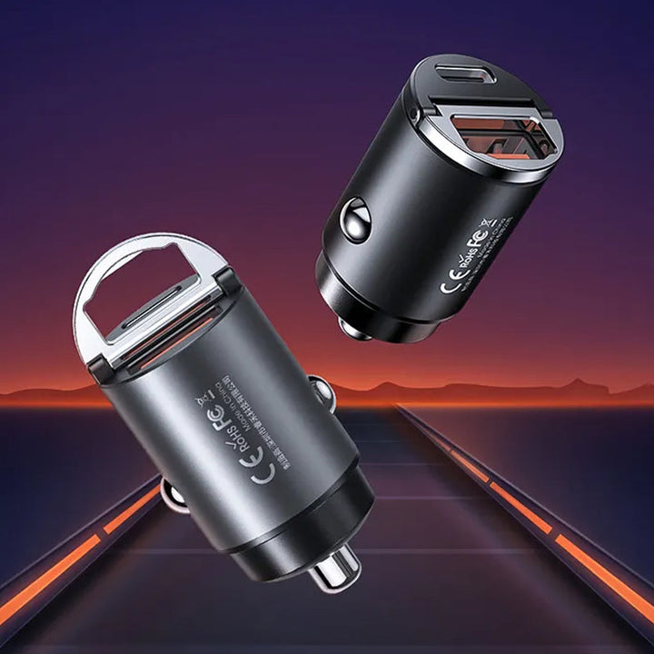 Kompakt biloplader i sort/sølv med USB og Type-C porte, lavet af zinklegering, med hurtigopladningsfunktion og et stilfuldt, effektivt design til din bil.