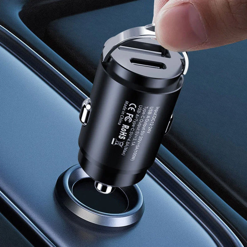 Kompakt biloplader i sort/sølv med USB og Type-C porte, lavet af zinklegering, med hurtigopladningsfunktion og et stilfuldt, effektivt design til din bil.