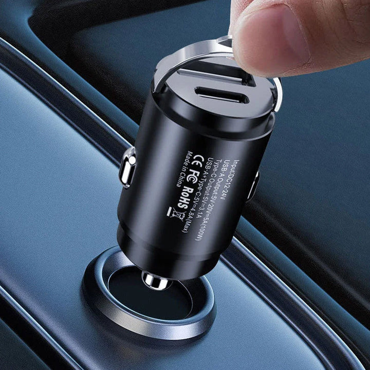 Kompakt biloplader i sort/sølv med USB og Type-C porte, lavet af zinklegering, med hurtigopladningsfunktion og et stilfuldt, effektivt design til din bil.