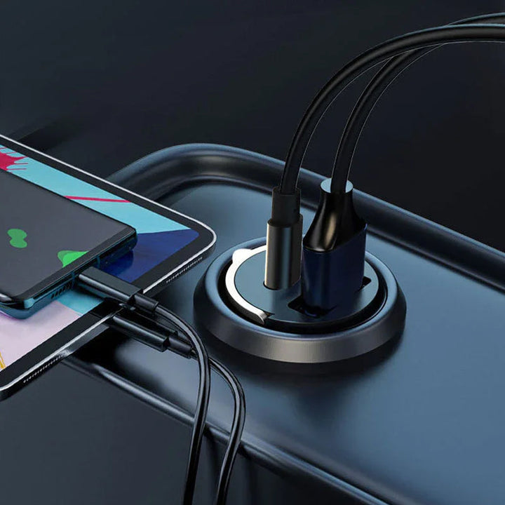 Kompakt biloplader i sort/sølv med USB og Type-C porte, lavet af zinklegering, med hurtigopladningsfunktion og et stilfuldt, effektivt design til din bil.