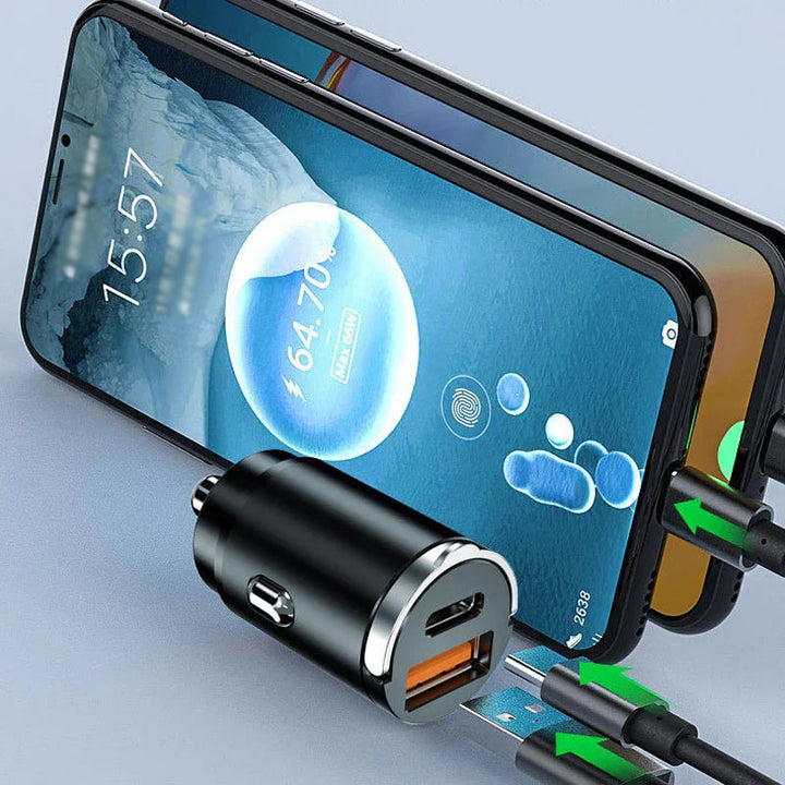 Kompakt biloplader i sort/sølv med USB og Type-C porte, lavet af zinklegering, med hurtigopladningsfunktion og et stilfuldt, effektivt design til din bil.