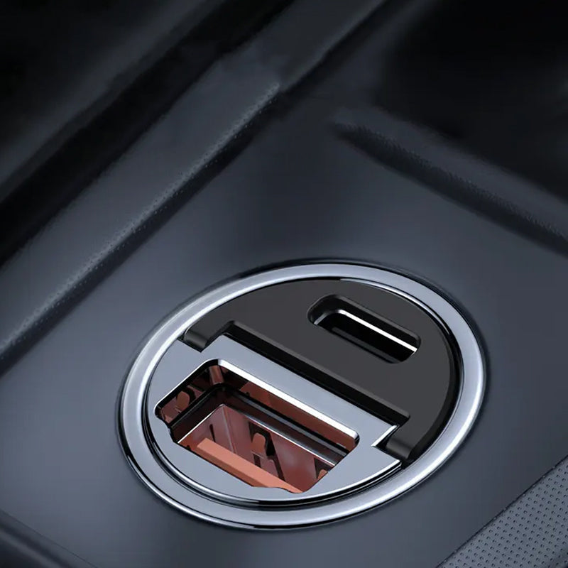 Kompakt biloplader i sort/sølv med USB og Type-C porte, lavet af zinklegering, med hurtigopladningsfunktion og et stilfuldt, effektivt design til din bil.