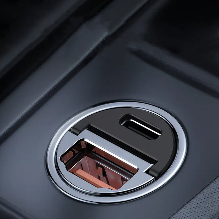Kompakt biloplader i sort/sølv med USB og Type-C porte, lavet af zinklegering, med hurtigopladningsfunktion og et stilfuldt, effektivt design til din bil.