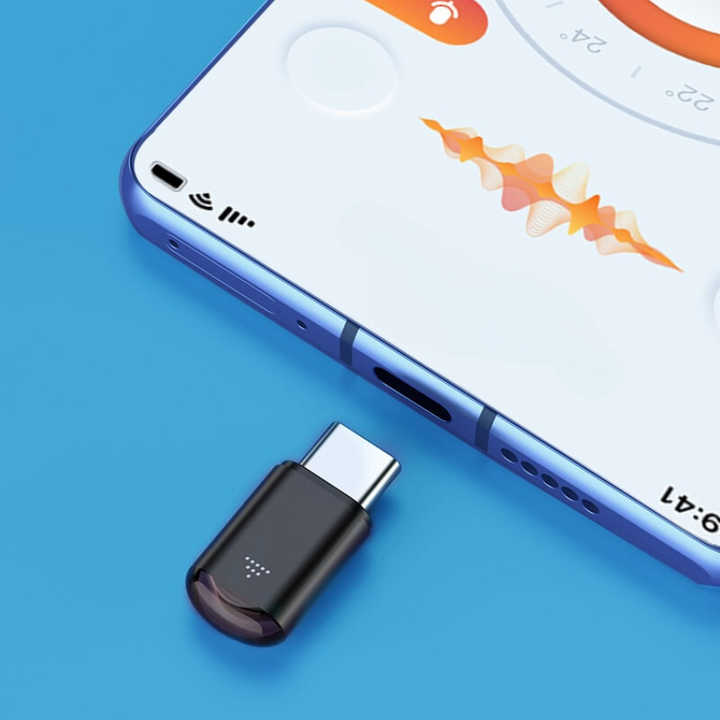 Sort multifunktionel fjernbetjening til smartphones, der styrer de fleste enheder, inklusive silikonecover og nøglering.