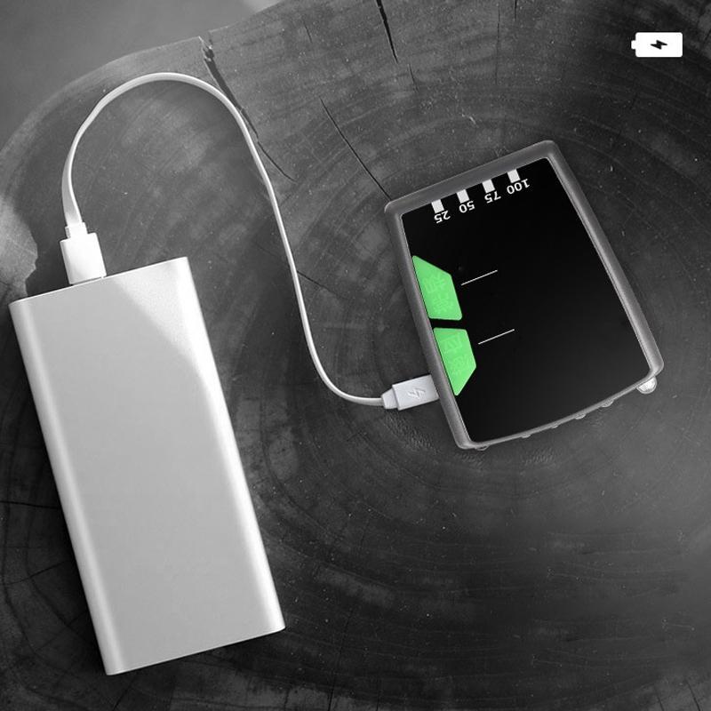 Sort vandtæt LED-kasketlampe med lyset tændt, USB-genopladelig og letvægts friluftsudstyr