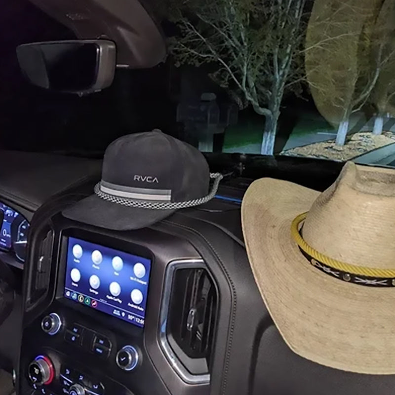 Mustavalkoinen auton cowboyhatun pidike, kestävä muotoilu nahkaisella nauhalla, sopii monenlaisiin hattuihin.