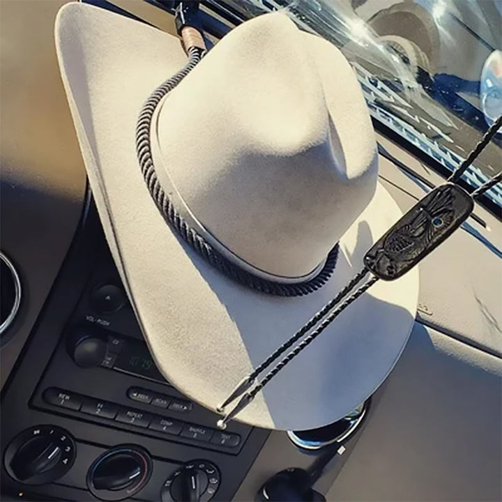 Mustavalkoinen auton cowboyhatun pidike, kestävä muotoilu nahkaisella nauhalla, sopii monenlaisiin hattuihin.