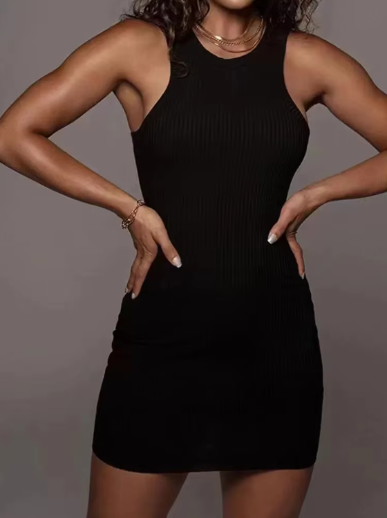 Dame bodycon ribstrikket minikjole i sort/hvid med ærmeløst tanktop-snit, perfekt til sommeraftener og fester.