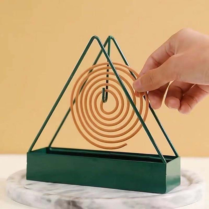 Sort/grøn jern trekantet myggespiralholder, moderne design, brandsikkert og velegnet til indendørs eller udendørs brug.