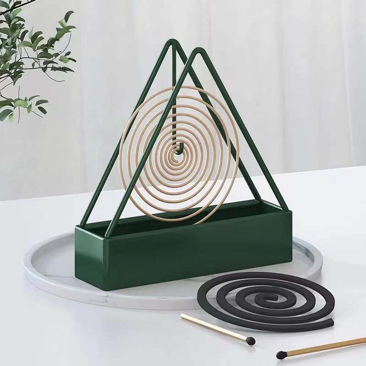 Sort/grøn jern trekantet myggespiralholder, moderne design, brandsikkert og velegnet til indendørs eller udendørs brug.
