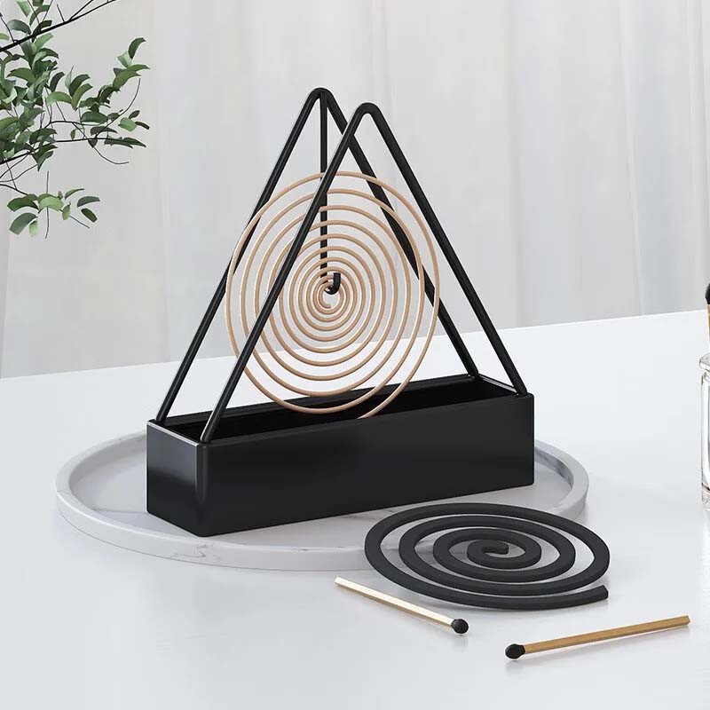 Sort/grøn jern trekantet myggespiralholder, moderne design, brandsikkert og velegnet til indendørs eller udendørs brug.