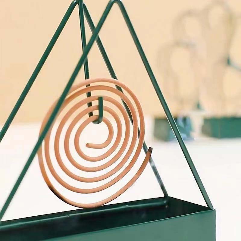 Sort/grøn jern trekantet myggespiralholder, moderne design, brandsikkert og velegnet til indendørs eller udendørs brug.