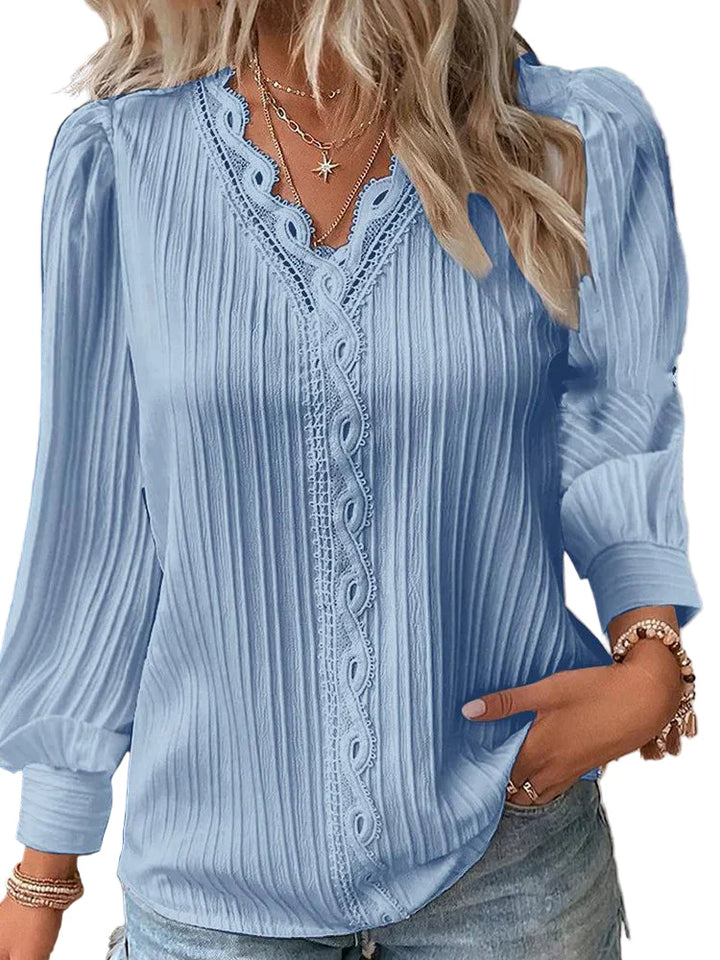 Dame bluse med elegant broderi, åndbar, perfekt til afslappet eller formel brug, blå farve.
