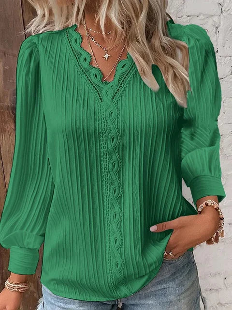 Dame bluse med elegant broderi, åndbar, perfekt til afslappet eller formel brug, blå farve.