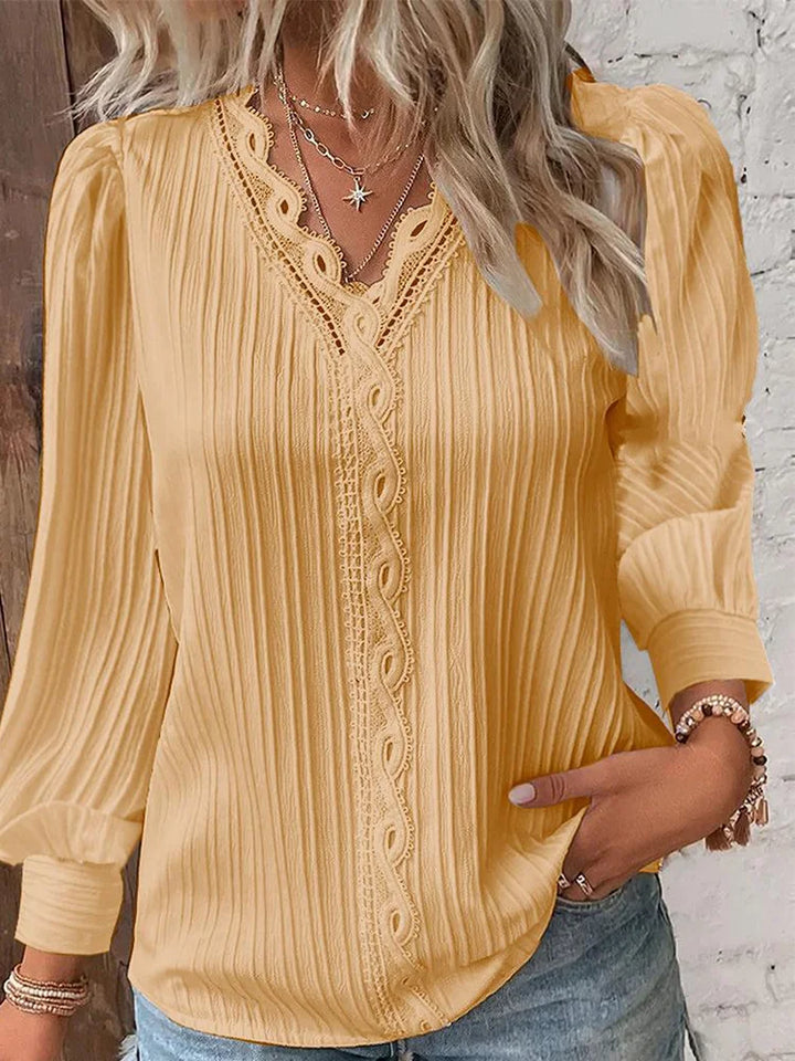 Dame bluse med elegant broderi, åndbar, perfekt til afslappet eller formel brug, blå farve.