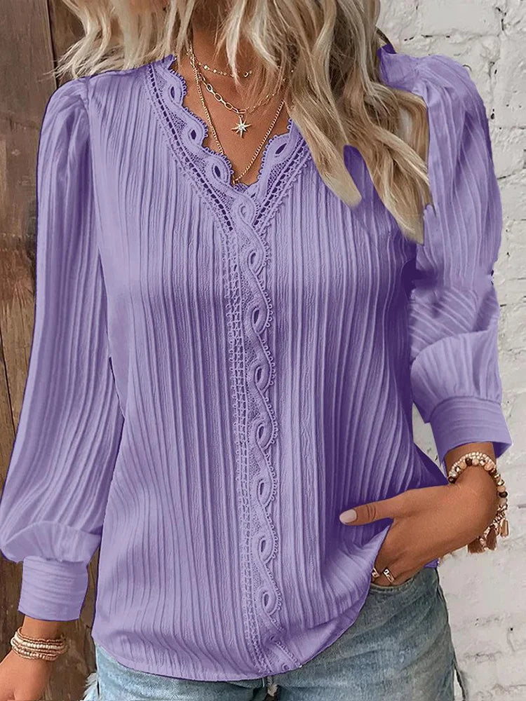 Dame bluse med elegant broderi, åndbar, perfekt til afslappet eller formel brug, blå farve.