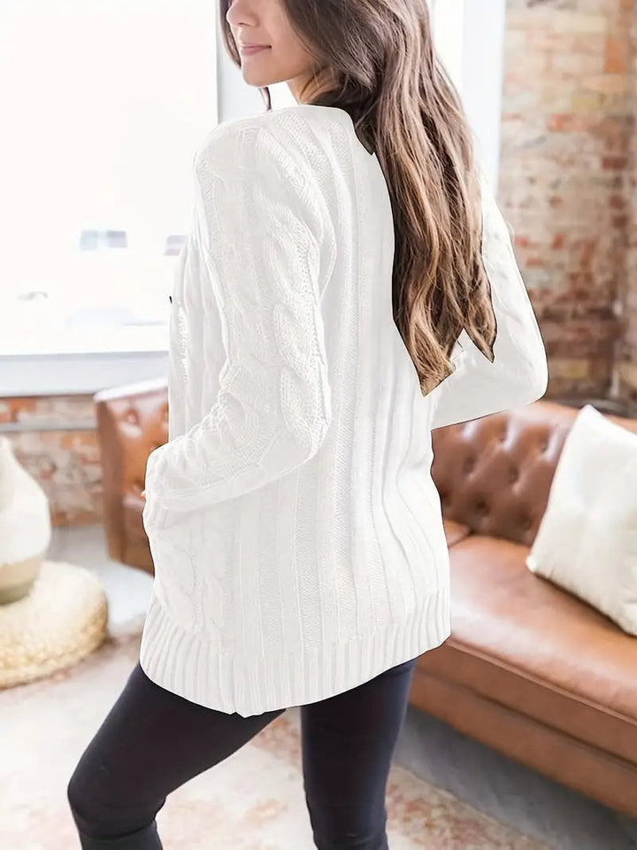 Dame kabelstrikket sweater i et blødt materiale, lange ærmer, skandinavisk minimalisme, afslappet stil.