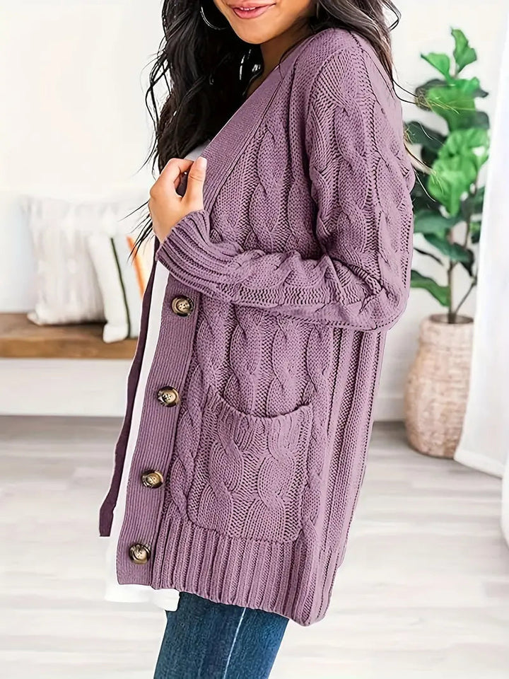 Dame kabelstrikket sweater i et blødt materiale, lange ærmer, skandinavisk minimalisme, afslappet stil.