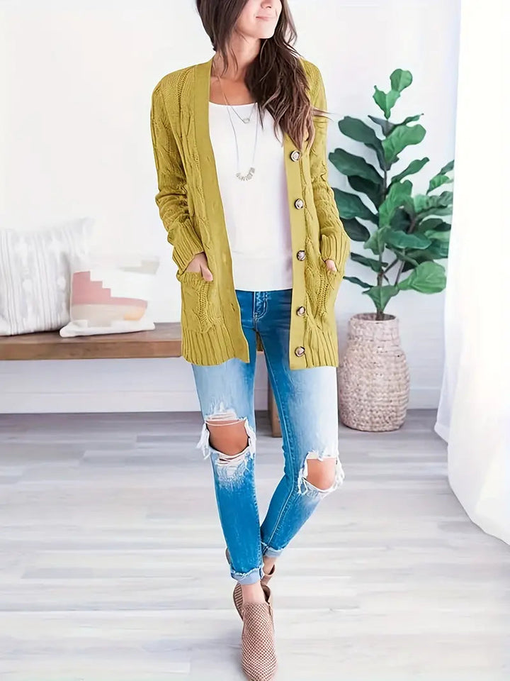Dame kabelstrikket sweater i et blødt materiale, lange ærmer, skandinavisk minimalisme, afslappet stil.